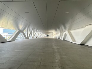 现代风格空旷拱形走廊