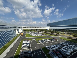 现代化园区停车场全景