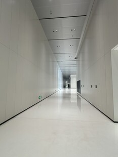 现代简约风格的空旷走廊