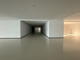 空旷简约的室内走廊空间