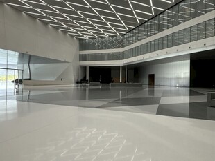 现代宽敞的室内大厅空间