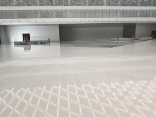 空旷洁净的室内地面空间