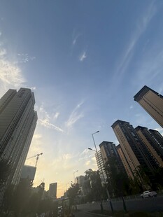 城市高楼与蓝天美景