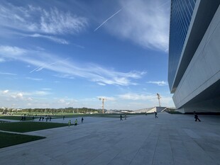 现代建筑旁的开阔户外空间