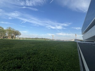 公路旁的广阔绿野蓝天