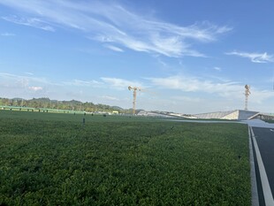 广阔田野与远处烟囱景象