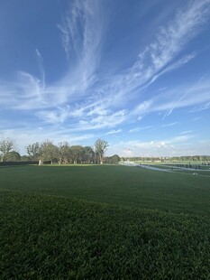 广袤田野与蓝天白云美景
