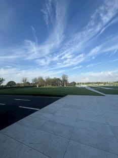 开阔路面上的蓝天美景