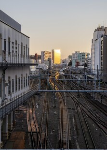 城市铁轨边的黄昏景象