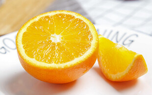 切开的新鲜橙子