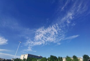 晴朗蓝天与城市景观