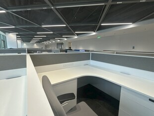 现代办公区域开放式工位