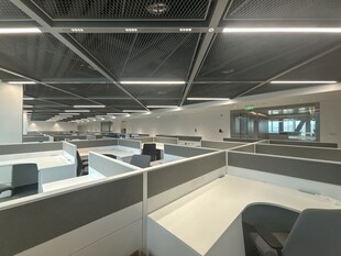 现代开放式办公空间场景