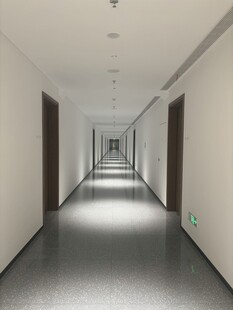 空旷整洁的办公走廊
