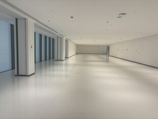 空旷现代风室内走廊空间