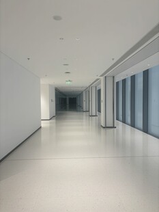 现代简约风格空旷走廊