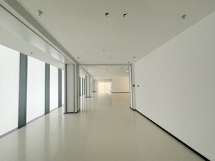 宽敞明亮的现代空旷走廊