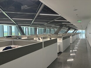 现代开放式办公空间场景