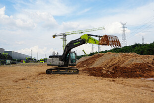 工地挖掘机作业场景