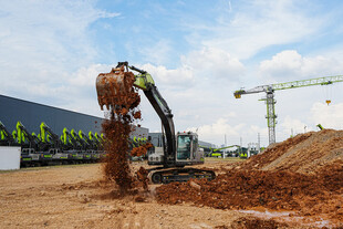 工地挖掘机作业场景