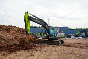 挖掘机施工现场作业