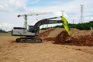 挖掘机于工地作业场景