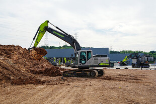 挖掘机施工现场作业