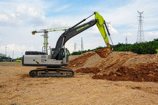 工地挖掘机作业场景