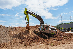 挖掘机作业于土堆现场