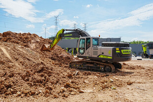 工地挖掘机作业场景