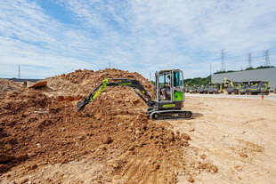 挖掘机施工现场作业