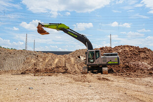 挖掘机于工地作业场景
