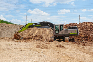 挖掘机在工地作业场景