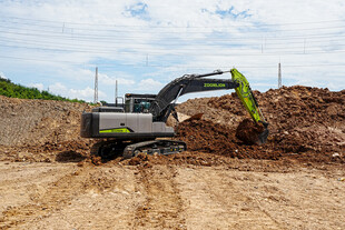 挖掘机在工地作业场景