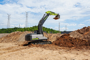 挖掘机在工地作业场景