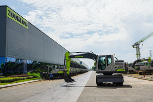 工厂外的工程机械车辆