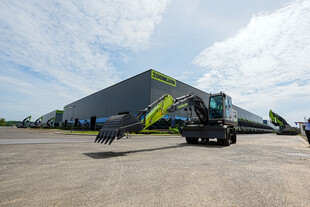 工厂外的工程机械场景