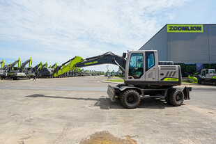 轮式挖掘机停于工厂外