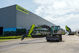 工厂外的挖掘机停放场景