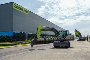 工地前的多台挖掘机