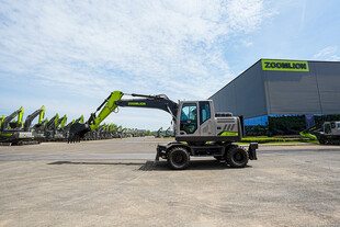 户外停放的挖掘机设备