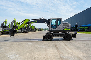 户外停放的履带式挖掘机