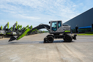 路面上的绿色挖掘机