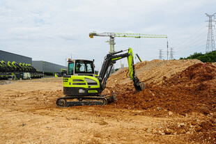 工地挖掘机作业场景