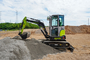 小型挖掘机作业现场