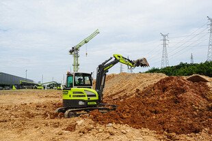 工地挖掘机作业场景
