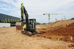 工地挖掘机作业场景
