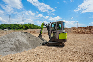工地中的绿色挖掘机作业