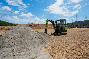 工地挖掘机与沙土作业场景