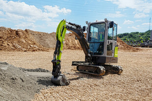 小型挖掘机作业场景